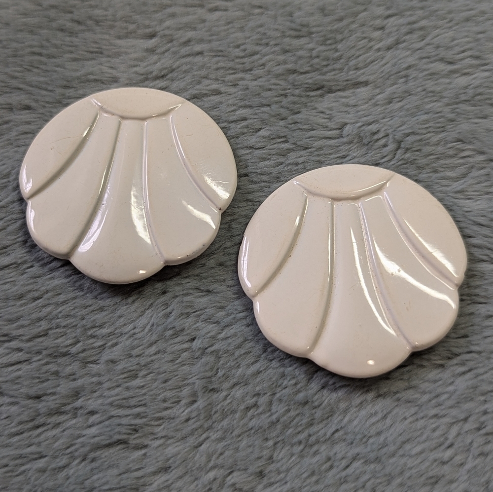 Vintage White Lightweight Metal Scallop Shaped Clip Earrings - Picture 4 of 7